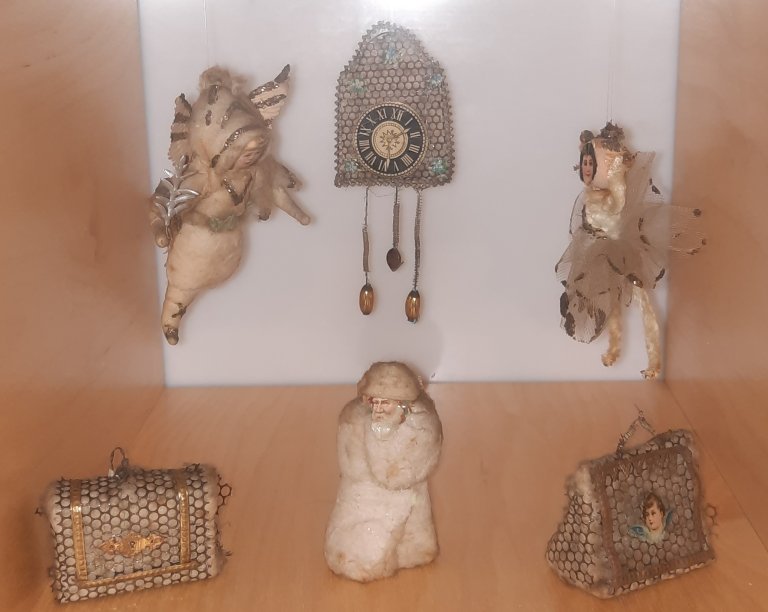 Wattefiguren mit Chromos, 1890-1920